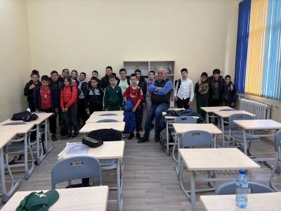 Среща с писателя Емил Димитров в ОУ „Христо Смирненски“, гр. Добрич - Изображение 1